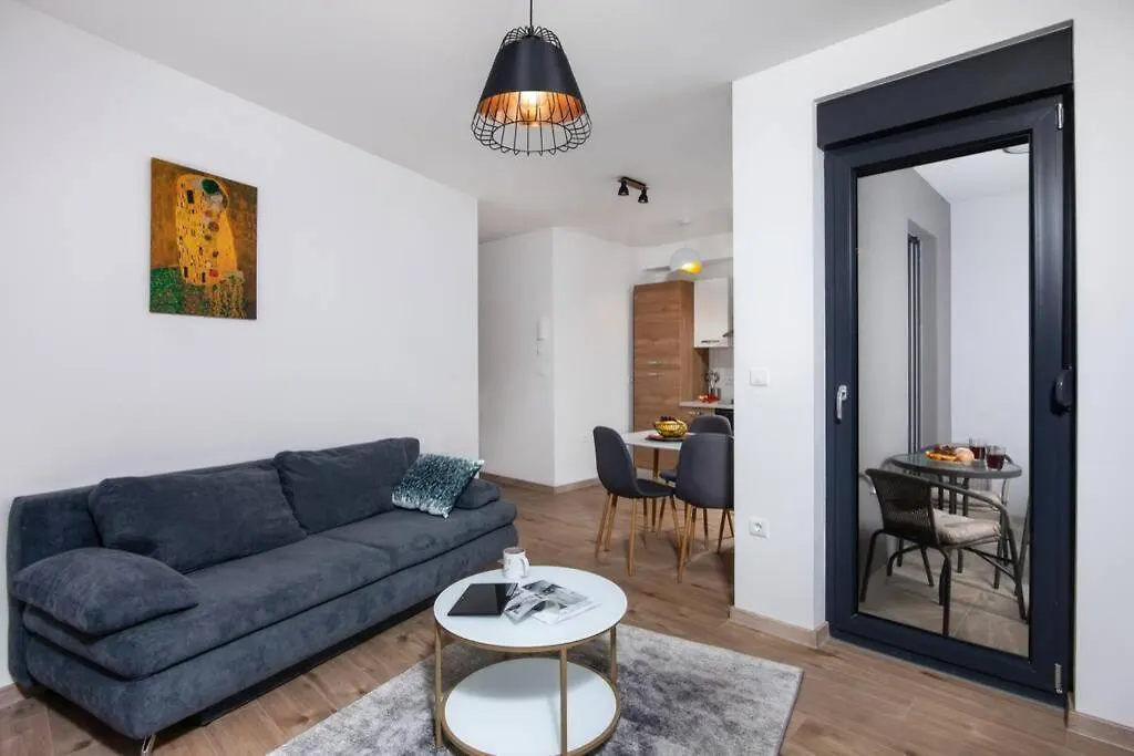 Modern Apartment With Balcony & Private Parking 5 Min From Amphitheater location
